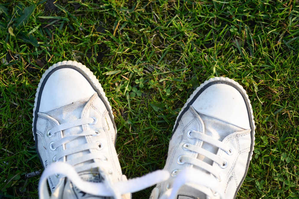 Tips Membersihkan Sepatu Warna Putih