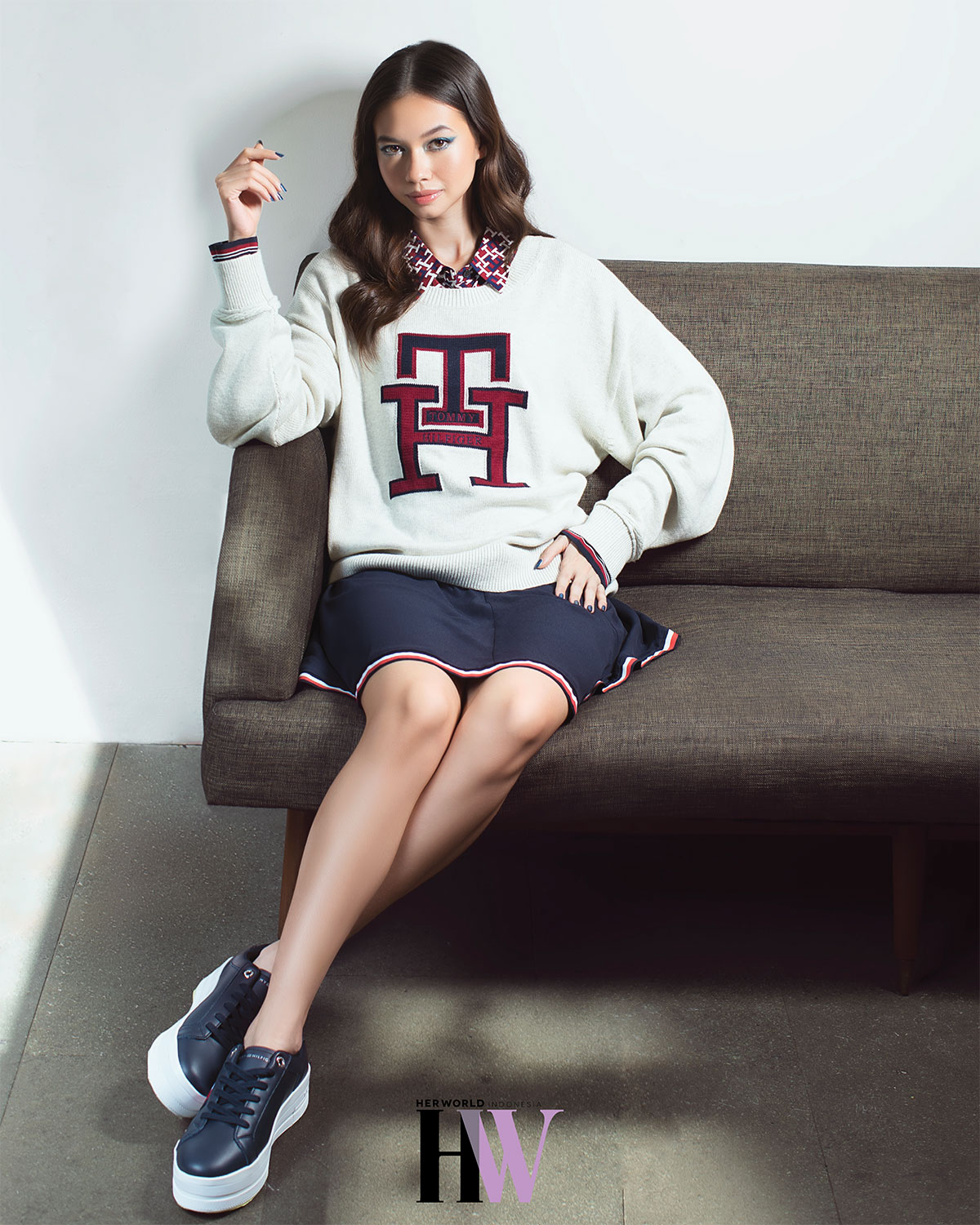 Yuki Kato Mengenakan busana dari Tommy Hilfiger