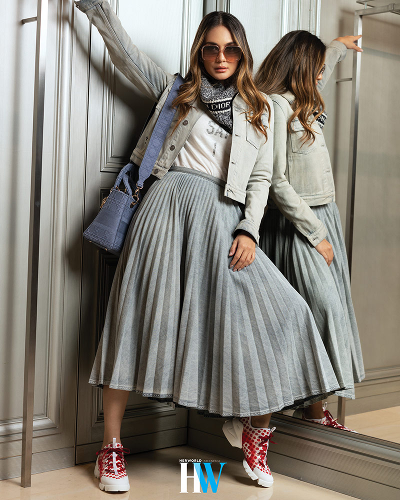 Luna Maya pose menggunakan Jaket katun denim, t-shirt I Say I, rok midi lipit bahan katun denim, sepatu sneaker D-Connect Dioramaour, tas Lady D-Lite Denim Cannage Embroidery, D-White Collar bahan wol dan kasmir serta kacamata DiorSoStellaire1