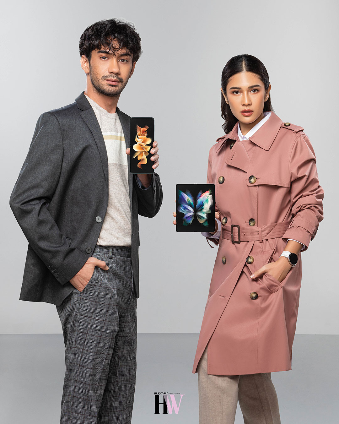 Reza Rahadian dan Dian Sastrowardoyo memegang Samsung Galaxy Z Flip3
