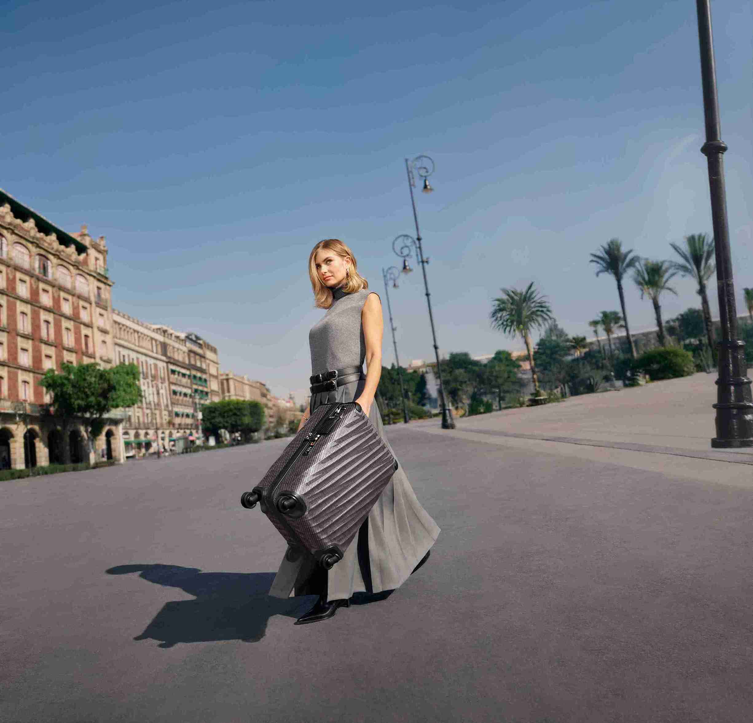 TUMI, uncompromisingly light, multichapter campaign, kampanye global, Xenia Adonts, koper ringan