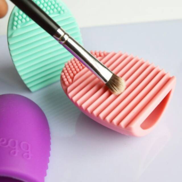 cara membersihkan kuas makeup
