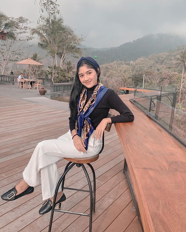 Inspirasi Outfit Ala Erina Gudono