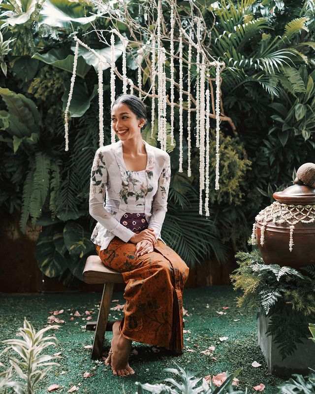 Inspirasi Kebaya Kutubaru Ala Selebritas Tanah Air