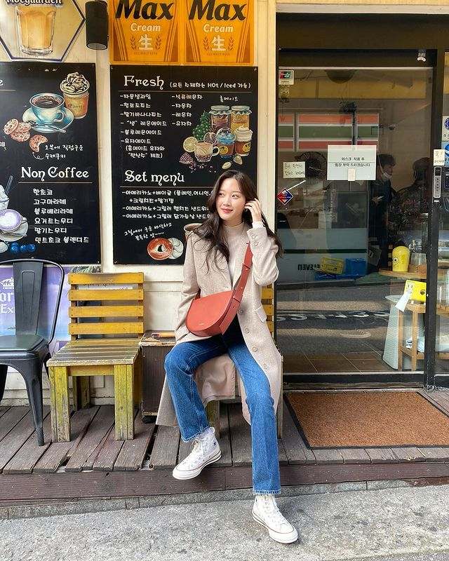 Rekomendasi Sneakers Putih Andalan Selebritas Korea