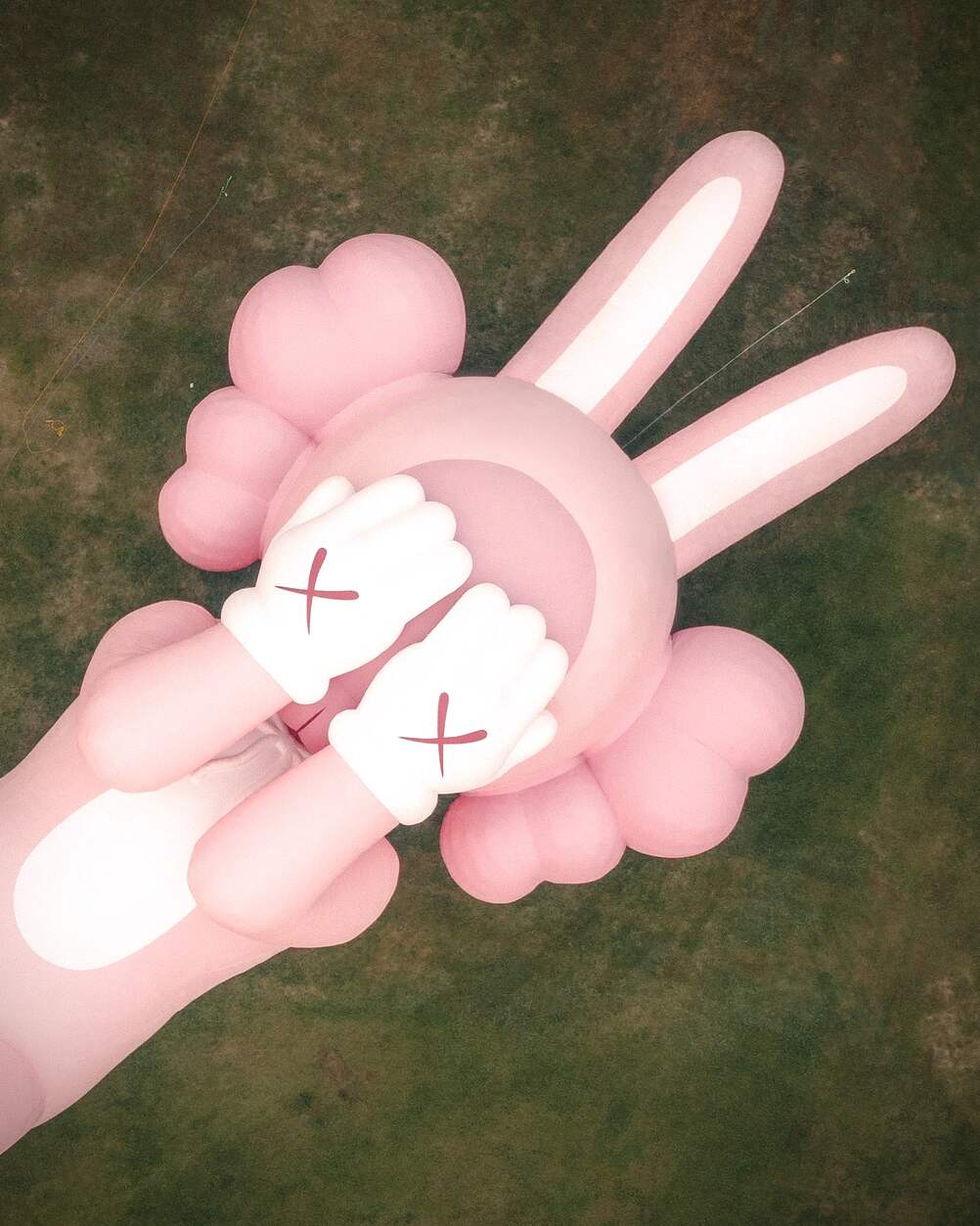 KAWS: HOLIDAY hadir di Indonesia diselenggarakan oleh AllRightsReserved