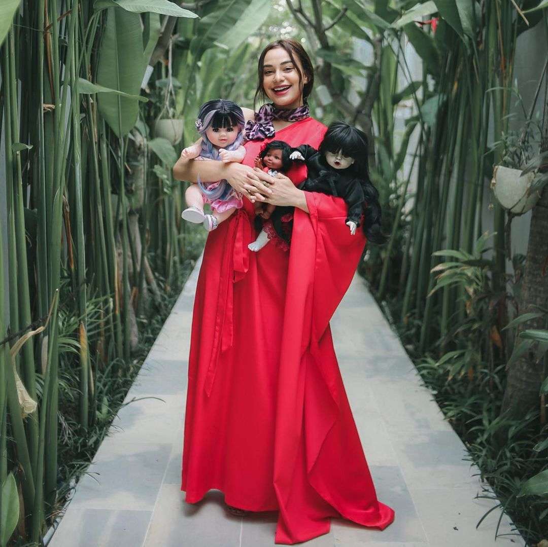 Artis Indonesia yang anggap boneka sebagai anak sendiri