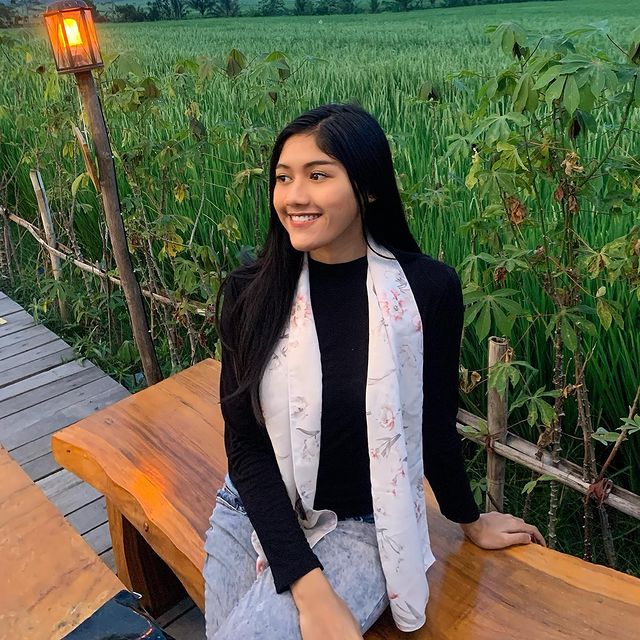 Inspirasi Outfit Ala Erina Gudono