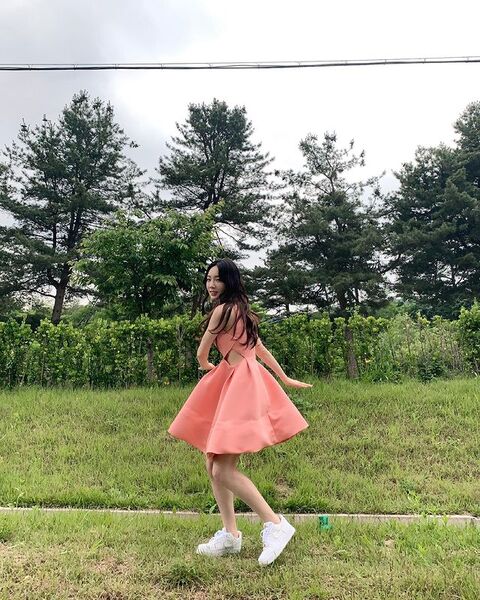 Rekomendasi Sneakers Putih Andalan Selebritas Korea