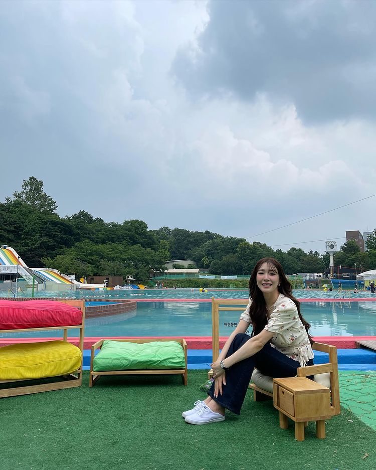 Rekomendasi Sneakers Putih Andalan Selebritas Korea