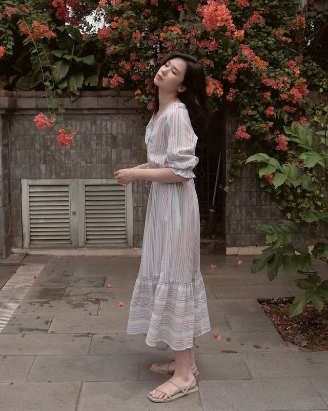 Loose dress bisa kamu jadikan opsi tampil feminin dengan effortless.
