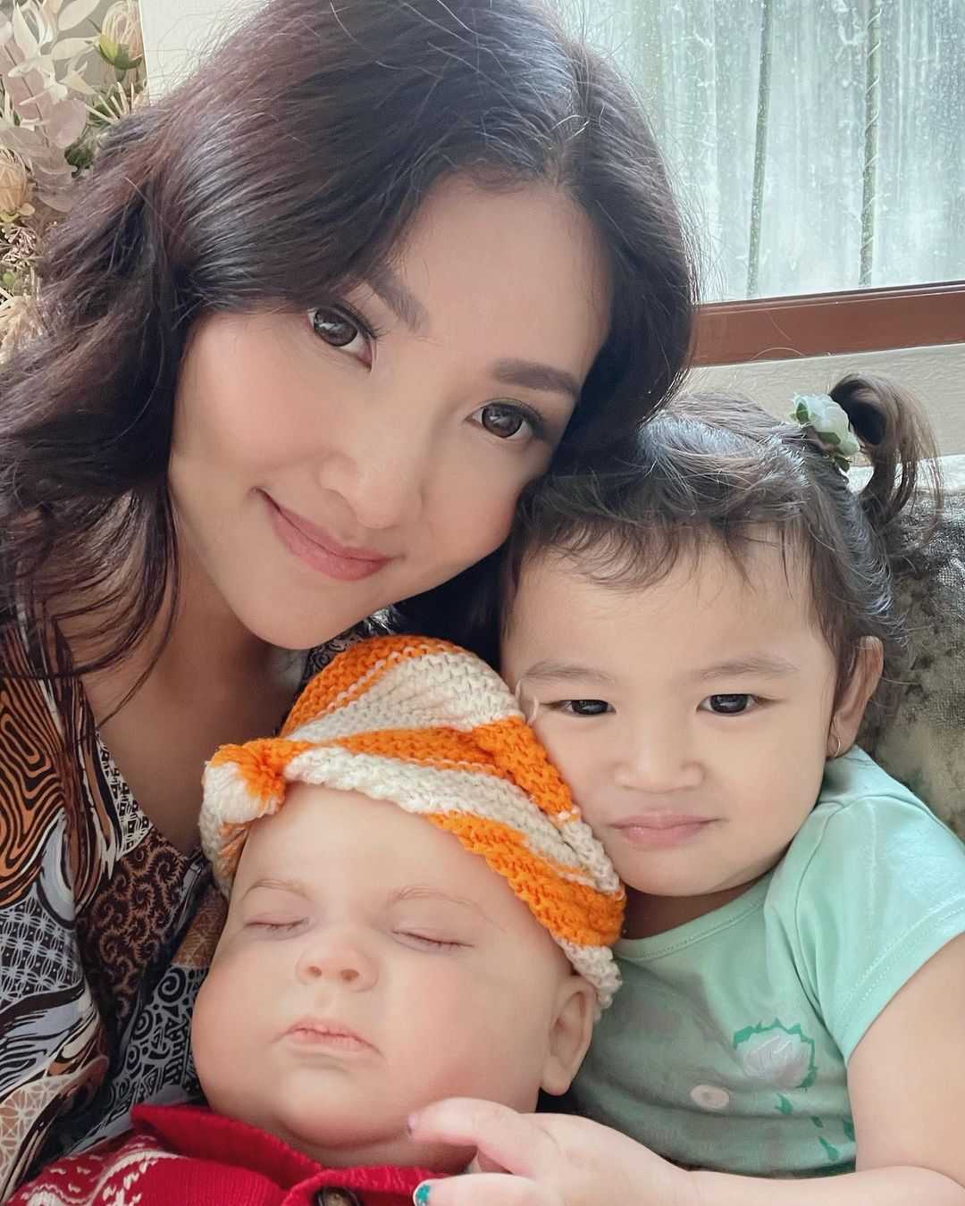 Artis Indonesia yang anggap boneka sebagai anak sendiri