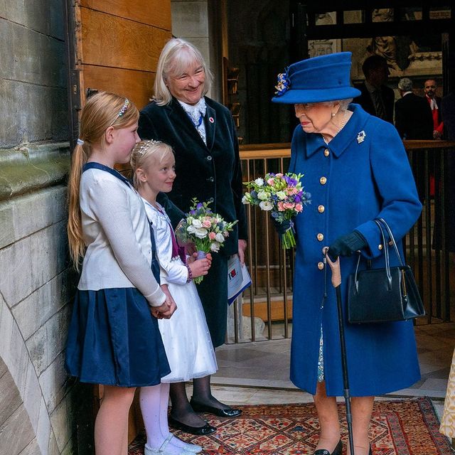 Warna biru tua merupakan salah satu fashion ikon Ratu Elizabeth II