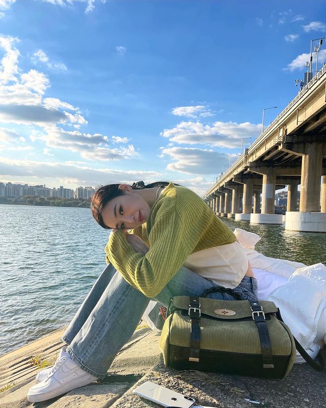 Rekomendasi Sneakers Putih Andalan Selebritas Korea