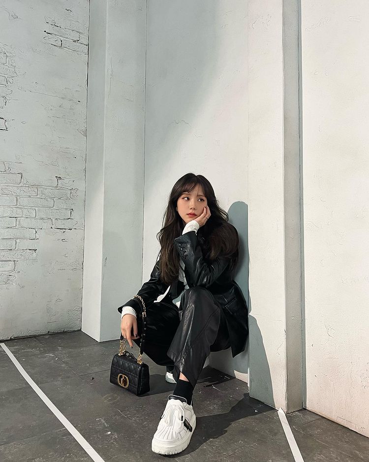 Rekomendasi Sneakers Putih Andalan Selebritas Korea