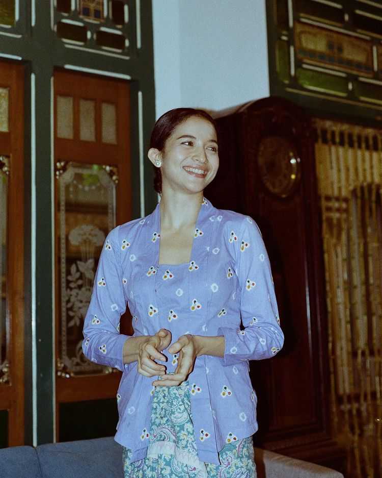 Inspirasi Kebaya Kutubaru Ala Selebritas Tanah Air