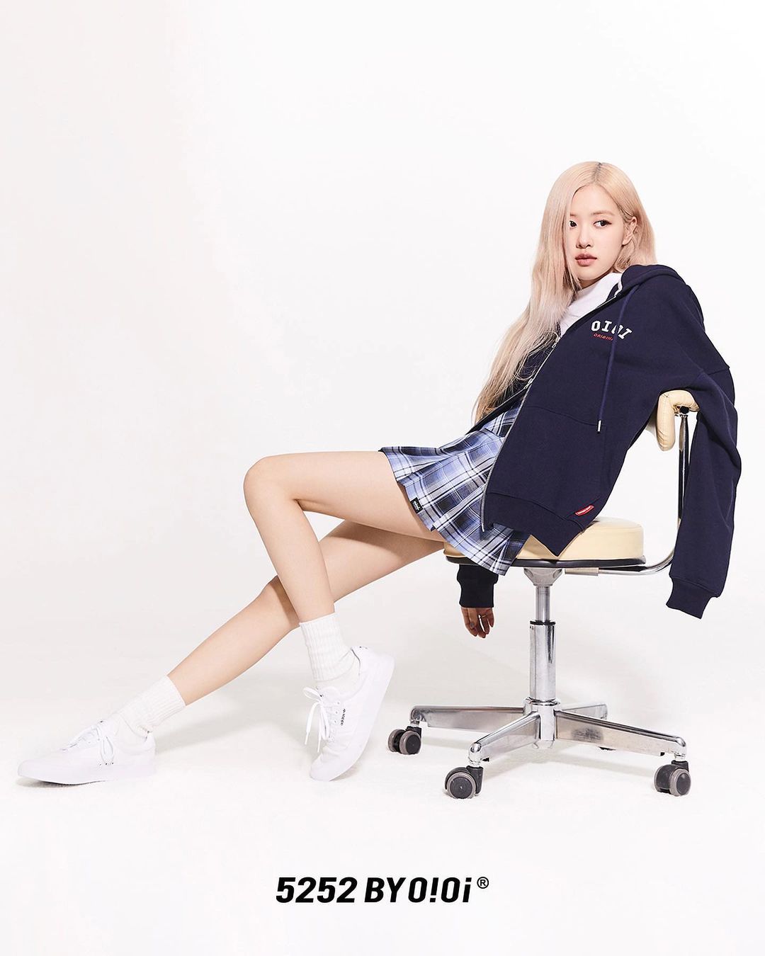 Rekomendasi Sneakers Putih Andalan Selebritas Korea