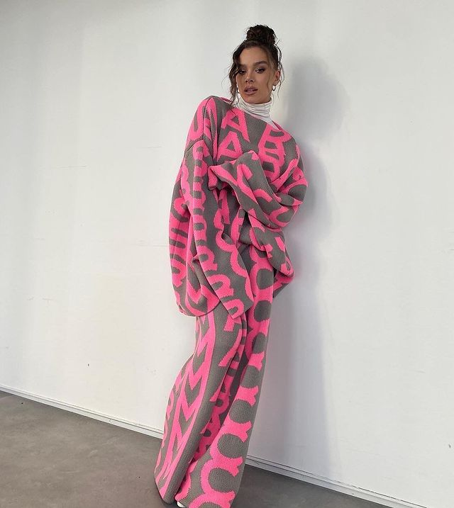 Hailee Steinfeld yang tampil stylish dengan effortless