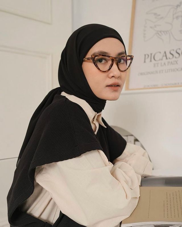 Punya Wajah Oval?  Ini Frame Kacamata Yang Cocok Untuk Kamu