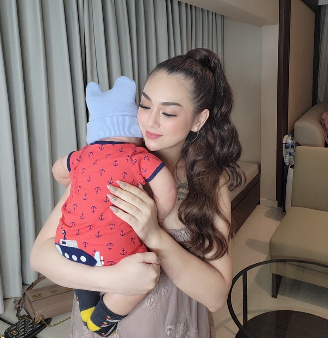Artis Indonesia yang anggap boneka sebagai anak sendiri
