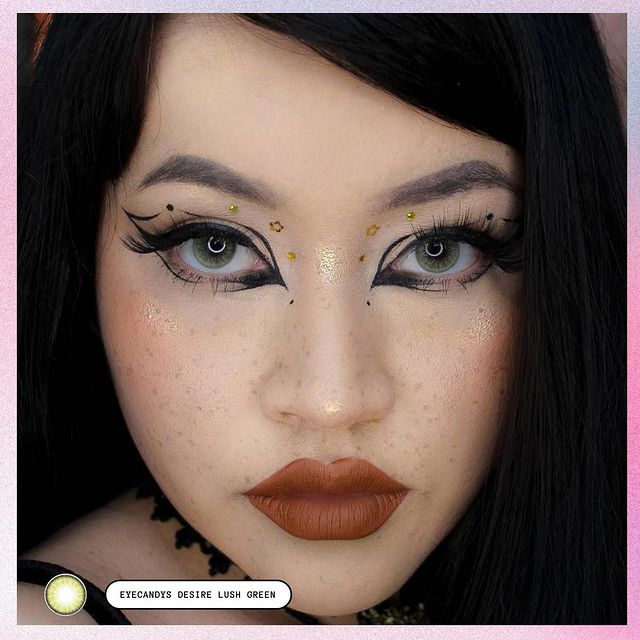 Softlens warna hijau yang cocok untuk kamu dengan rambut berwarna hitam