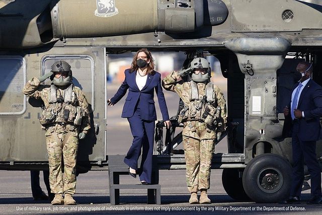 Blazer warna gelap ala Kamala Harris