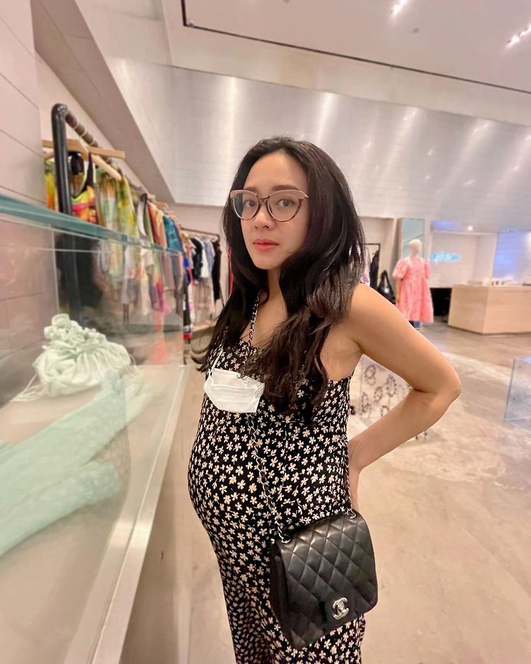 OOTD hamil Dea Ananda
