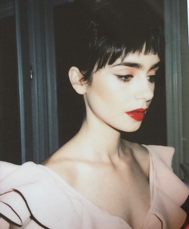Flicks eyeliner memberikan tampilan playful.