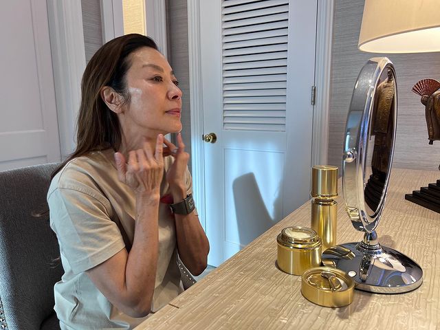 Rahasia kecantikan Michelle Yeoh untuk awet muda di usia 60 tahun