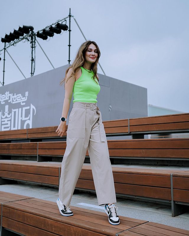 crop top dapat kamu jadikan inspirasi untuk tampil mempesona ala Luna Maya 