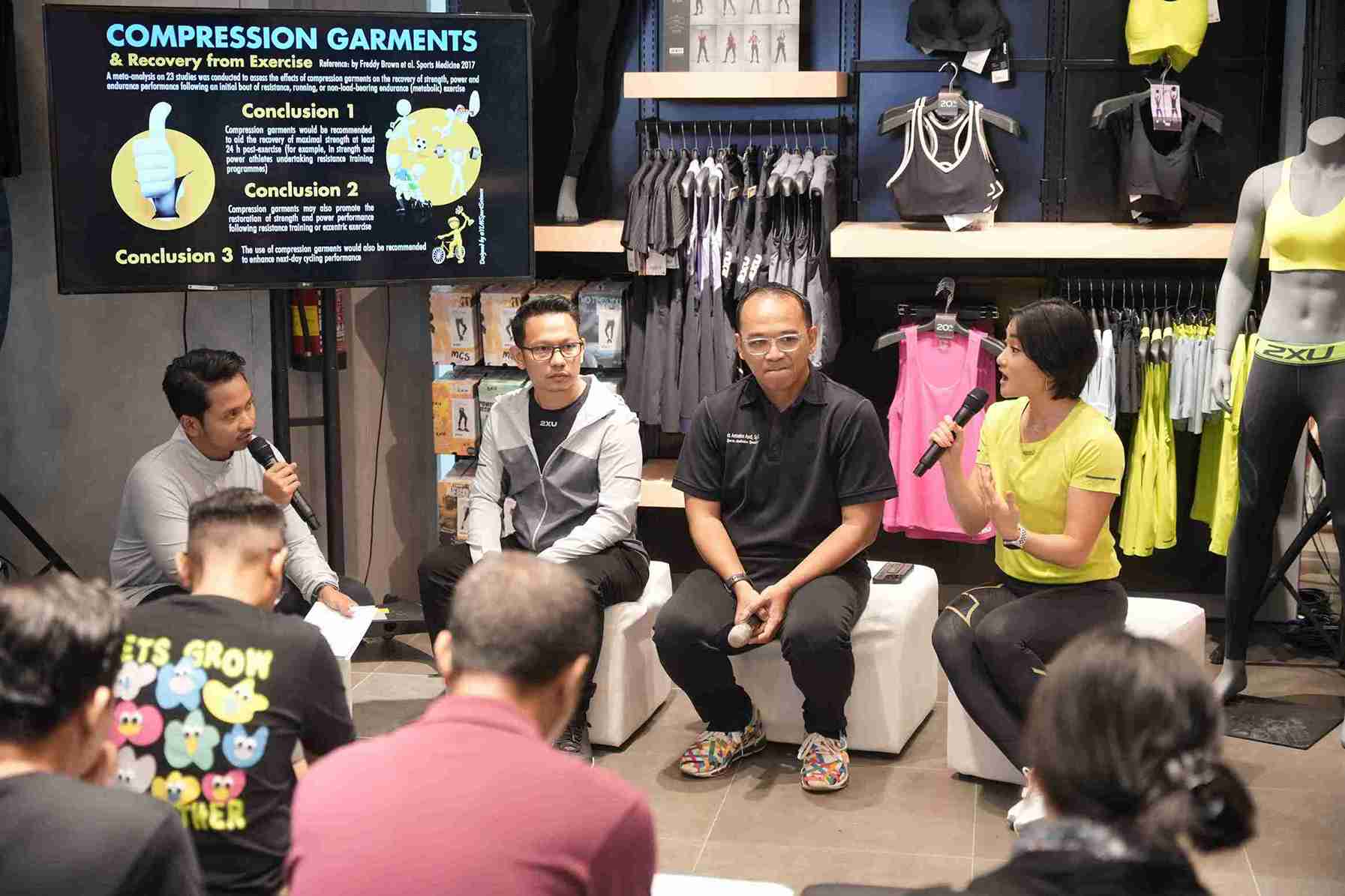 (Dari kiri ke kanan: Panji Cakrasantana selaku MAP Active Brand Marketing General Manager bersama dr. Antonius Andi Kurniawan selaku Sp.KO, Dokter Spesialis Olahraga, Founder Klinik Utama Eminence dan Annette Yules sebagai Sport Enthusiast yang saling berbagi edukasi seputar penggunaan compression untuk olahraga. Salah satunya produk dari 2XU yang memiliki teknologi unggulan Muscle Containment Stamping (MCS) Compression yang telah teruji, yang bermanfaat membantu meningkatkan performa, mengurangi risiko cedera, dan mempercepat pemulihan. Foto: Dok. 2XU Indonesia)
