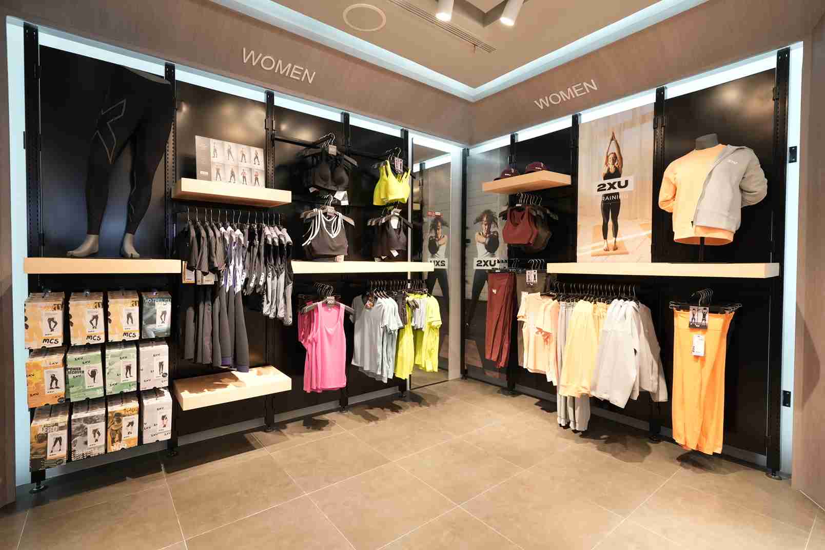(2XU menghadirkan look dan interior yang lebih fresh dan modern di toko terbarunya di Grand Indonesia Lantai 3 Skybridge. Hal ini ditujukan agar dapat meningkatkan pengalaman berbelanja kebutuhan olahraga yang lebih menyenangkan, khususnya bagi sport enthusiast. Foto: Dok. 2XU)