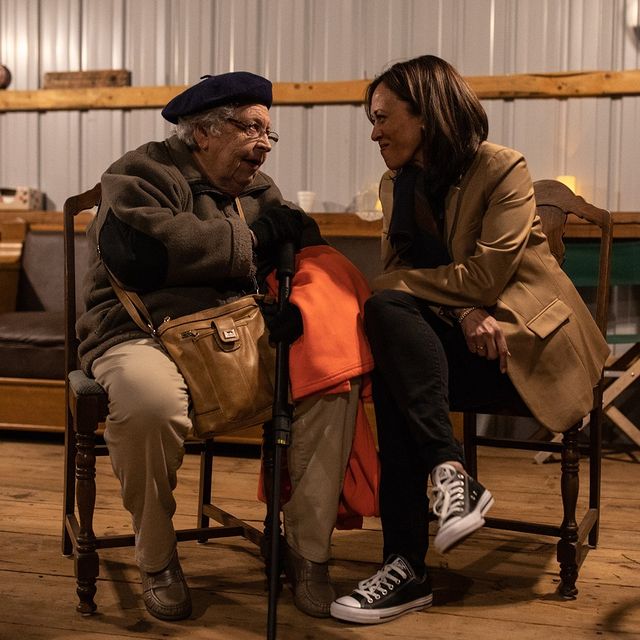 Blazer dengan kesan casual dan fun ala Kamala Harris