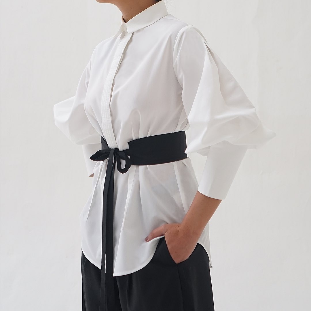 kemeja putih wanita