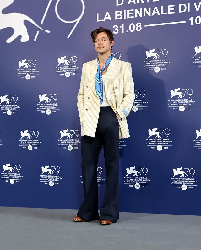 Harry Styles mengenakan koleksi HA HA HA dari Gucci di Venice Film Festival 2022