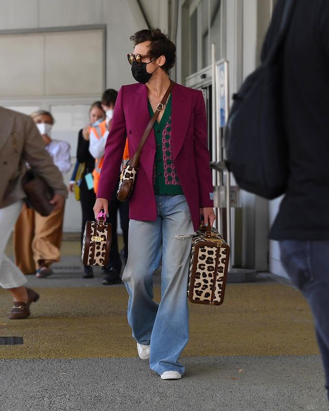 Harry Styles memakai koleksi HA HA HA dari Gucci di Venice Film Festival 2022