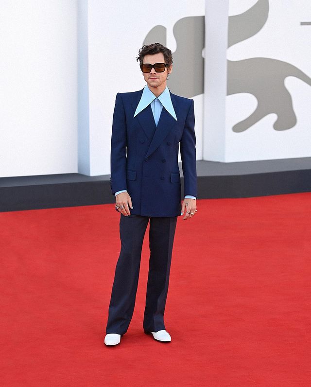 Harry Styles tampil di karpet merah Venice Film Festival 2022 mengenakan Gucci