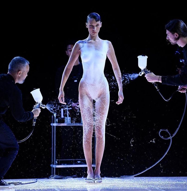 Fashion Show Coperni Spring/Summer 2023, Dress Bella Hadid Dibuat Dari Cat Semprot