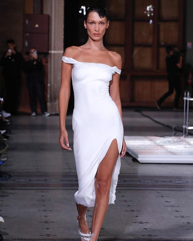 Fashion Show Coperni Spring/Summer 2023, Dress Bella Hadid Dibuat Dari Cat Semprot