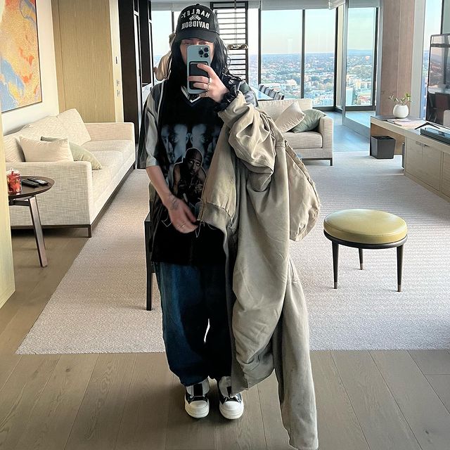Billie menggunakan oversized t-shirt untuk keseharian.