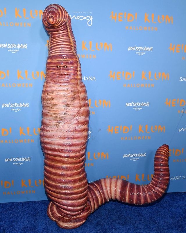 heidi klum kostum cacing raksasa halloween 2022