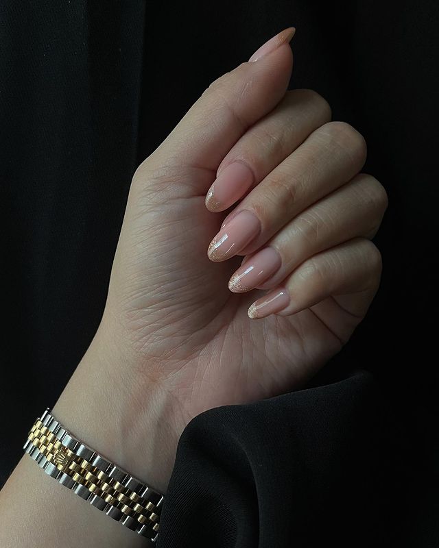Permainan warna pada french nails yang cantik dan simpel