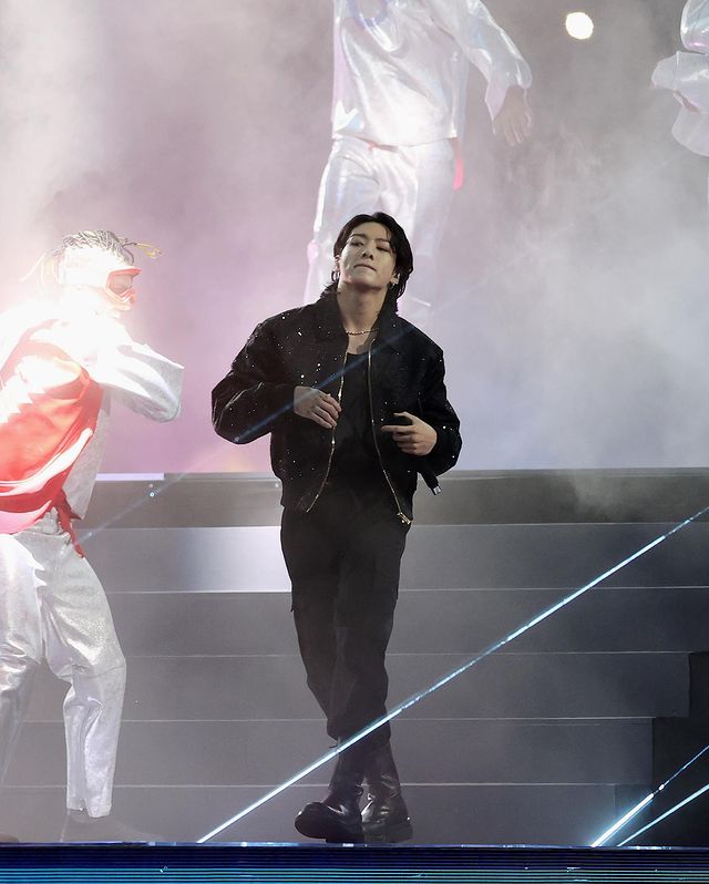 Outfit Versace Jungkook BTS di panggung pembukaan World Cup Qatar 2022