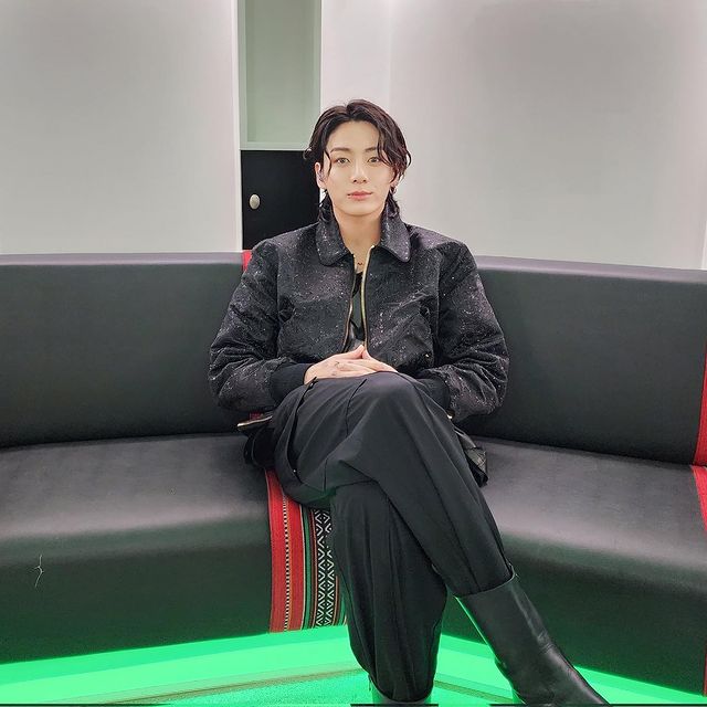 Outfit Versace Jungkook BTS di panggung pembukaan World Cup Qatar 2022