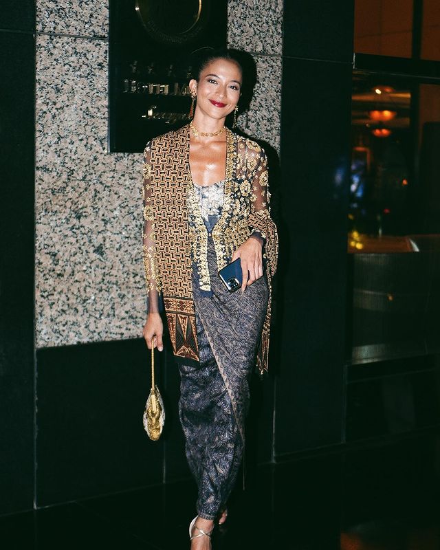 Putri Marino yang elegan dalam sentuhan emas.