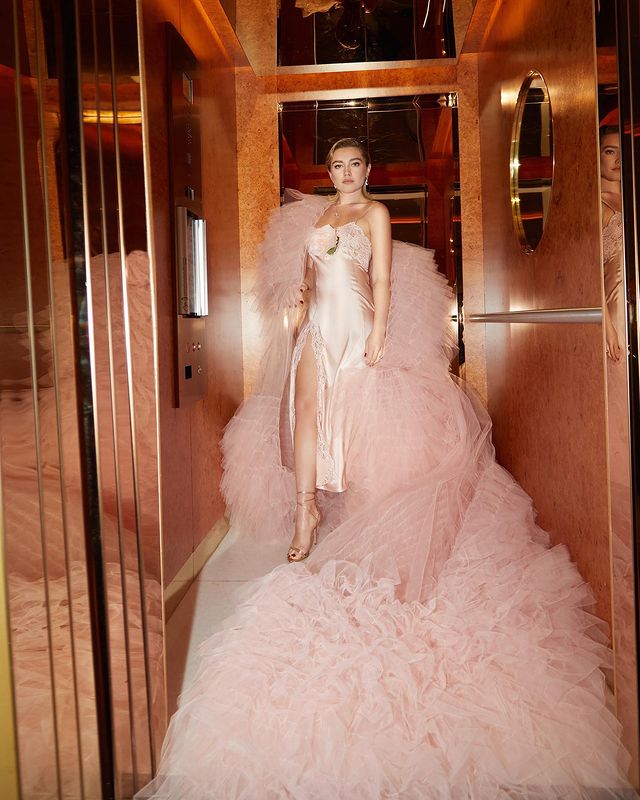 Dress dengan siluet yang stand out