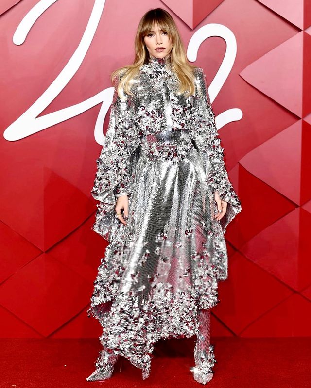 Suki Waterhouse seakan kembali ke era rockstar