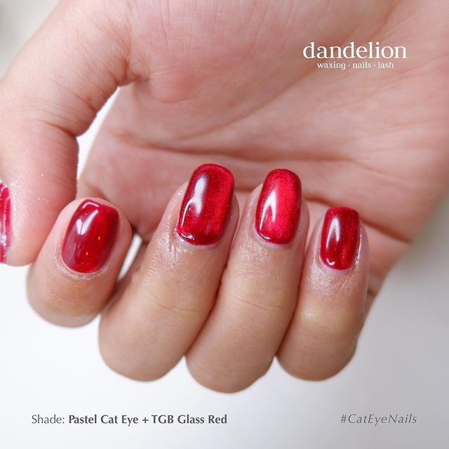 Cat eye nails yang sedang banyak digemari.