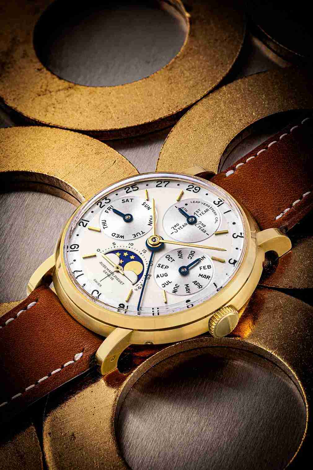 (Audemars Piguet, arloji perpetual calendar dari emas 18 karat yang langka dengan penunjuk tahun kabisat dan fase bulan. Ref. 5516 (Perkiraan: HK$6.500.000 — atau sekitar Rp13.000.000). Foto: Dok. Christie’s)