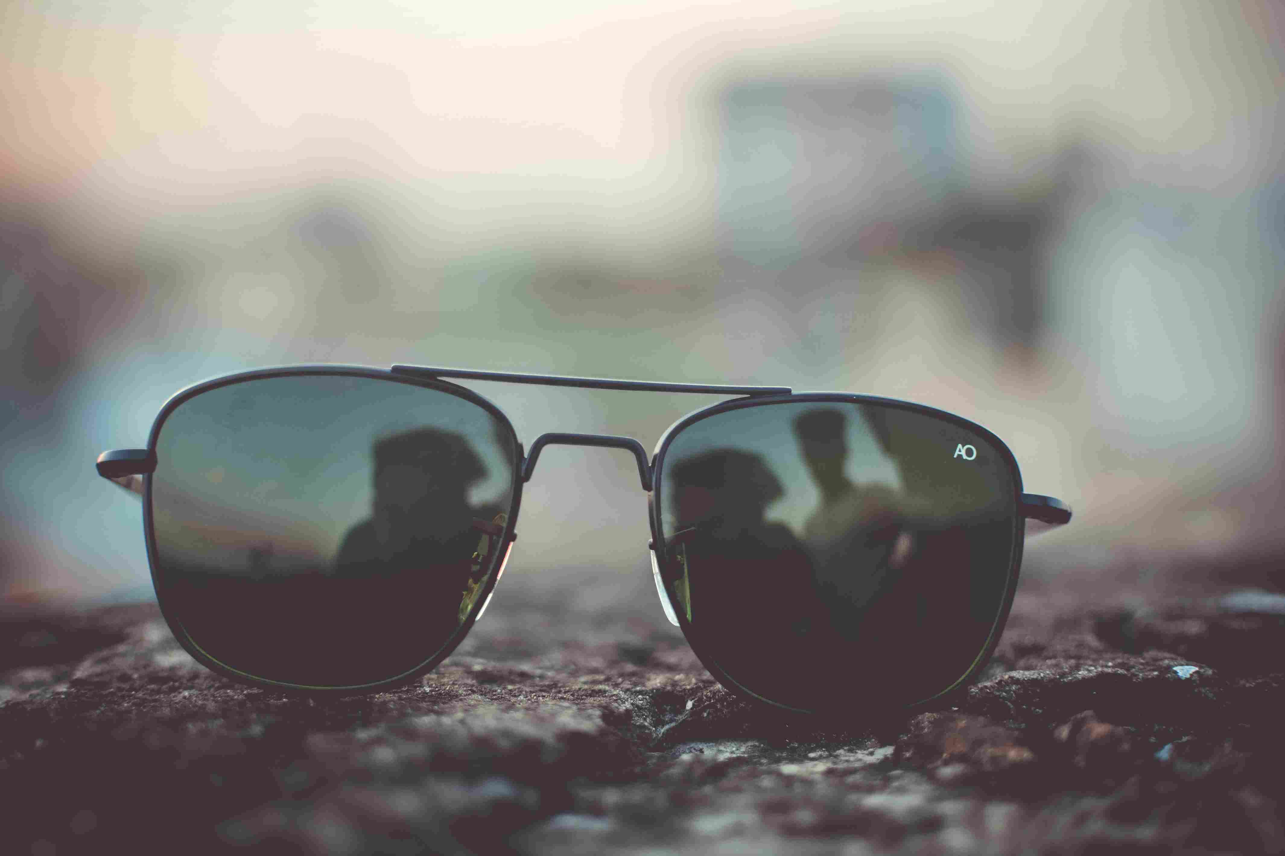 Kacamata aviator cocok untuk wajah bulat. Bingkai kotak kacamata aviator cocok untuk wajah bulat.